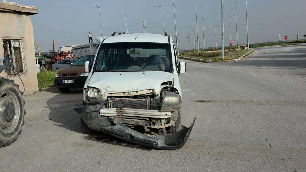 Konya yolunda korkutan kaza! Otomobil takla attı, 2 yaralı var 5